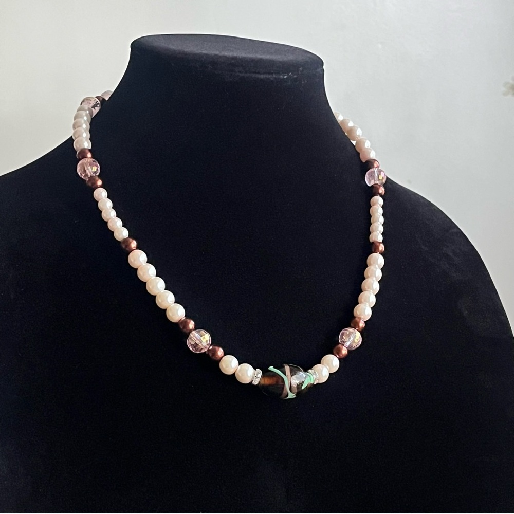 Vintage glass pearl necklace with glass-painted pendant - Picture 4 of 14